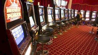 Trei persoane au fost atacate cu un spray paralizant pentru urși