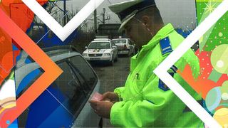 Un polițist a fost spulberat de o mașină în timp ce verifica actele altui autoturism