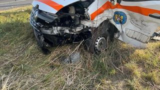 O ambulanţă care transporta la Bucureşti un tânăr de 24 de ani, accident grav pe DN 2, în Buzău