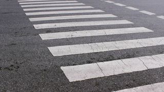 Situație incredibilă în județul Bistrița! Enervat din cauza traficului, un bărbat și-a trasat trecere de pietoni în fața casei