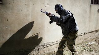 Un jurnalist și tatăl său au fost asasinați  cu un glonț tras în față