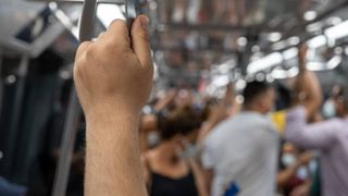 Orașul din România în care primăria îi amendează pe cei care urcă murdari în autobuze. Consiliul Discriminării sancționează municipalitatea