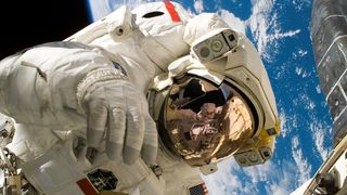 O femeie a fost păcălită de un fals astronaut. Ce sumă de bani a scos din buzunar pentru a-și aduce iubitul acasă