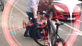 VIDEO - Un șofer a fost bătut de un biciclist după ce a parcat mașina pe trotuar