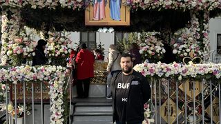 VIDEO | Tzancă Uraganu, un manelist credincios. Cum s-a fotografiat la racla Moaștelor Sfintei Parascheva