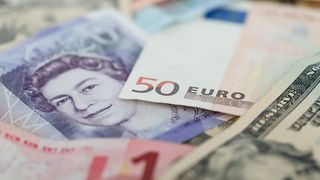 Curs valutar BNR azi, 12 octombrie 2022. Noile cotații pentru euro şi dolar