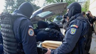 Percheziţii domiciliare pentru destructurarea unor grupări infracţionale specializate în trafic de droguri