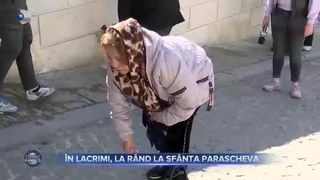În lacrimi, la rând la Sfânta Parascheva