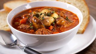 Incredibil ce a găsit un bărbat în gulașul de vită pe care l-a comandat. ”Soției mele i-a fost rău două zile!”