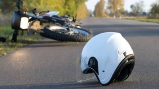 Un motociclist a fost rănit grav de un polițist aflat în misiune