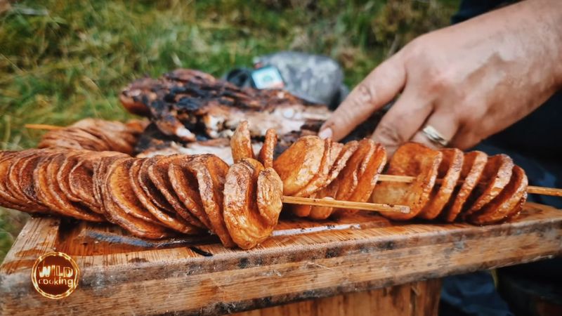 cartofi Tornado cu flanc de porc