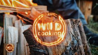VIDEO- Wild Cooking: rețetă delicioasă de cartofi Tornado cu flanc de porc