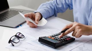 Țara care atrage românii cu salarii avantajoase. Câți bani primesc lunar cei care muncesc aici