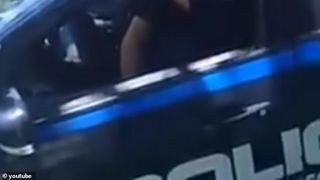 VIDEO |Imagini inedite: Doi polițiști au fost filmați când făceau dragoste în timp ce erau  în misiune