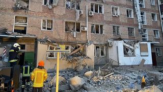 Copil de 11 ani, scos după 6 ore de sub dărâmături la Nikolaev. Clădiri distruse de bombele rușilor