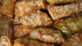 VIDEO - Peste 120.000 de oameni au ajuns deja la Iași pentru sărbătoarea Sfintei Parascheva. Zeci de mii de sarmale vor fi împărțite pelerinilor