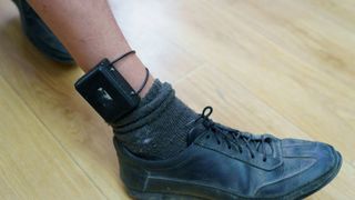 Un bărbat din Vrancea este monitorizat cu brăţară electronică după ce şi-ar fi agresat şi înfometat copilul de 13 ani. Oamenii legii au emis un ordin de protecție