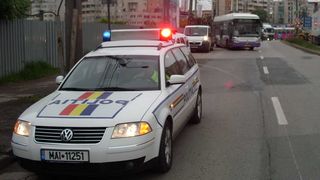 Un tânăr de 15 ani, oprit cu focuri de armă de polițiștii din Constanța după ce a furat o mașină și a făcut un accident