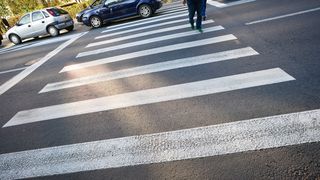 Un bărbat  și-a făcut propria trecere de pietoni în fața casei