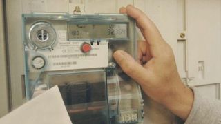 Hoți de curent electric, reținuți de polițiștii din Olt. Cum au modificat contoarele