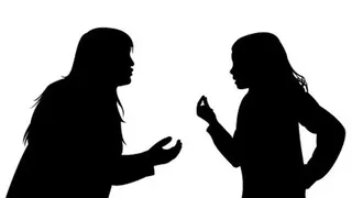 Bătaie cu pumnii și picioarele între două adolescente. Polițiștii au început o anchetă