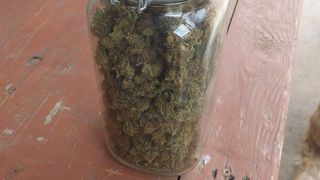 DIICOT cercetează o rețea de traficanți de droguri inițiată de un bărbat aflat &icirc;n penitenciar. Unul dintre suspecți a fost prins &icirc;n flagrant.