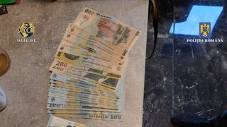 DIICOT cercetează o rețea de traficanți de droguri inițiată de un bărbat aflat &icirc;n penitenciar. Unul dintre suspecți a fost prins &icirc;n flagrant.