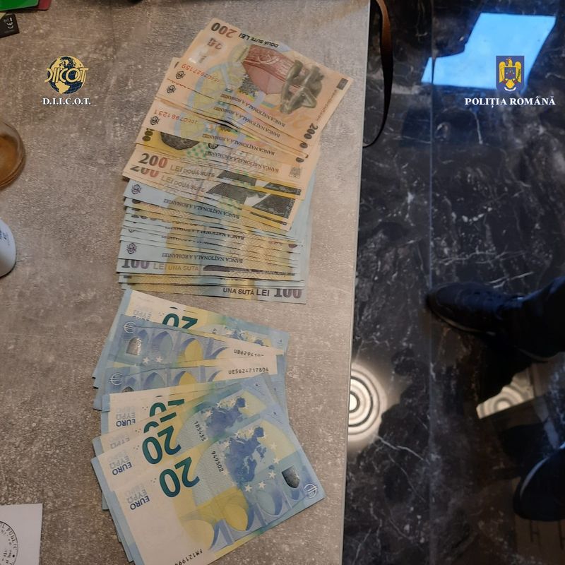 DIICOT cercetează o rețea de traficanți de droguri inițiată de un bărbat aflat în penitenciar. Unul dintre suspecți a fost prins în flagrant.