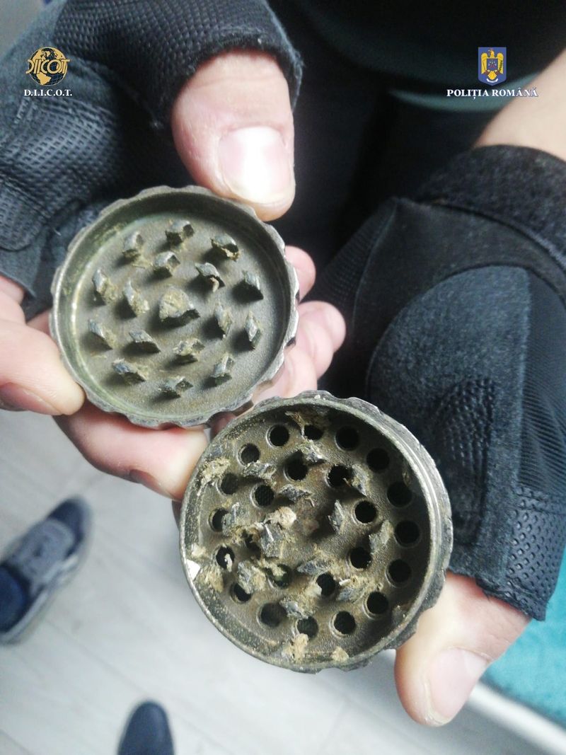 DIICOT cercetează o rețea de traficanți de droguri inițiată de un bărbat aflat în penitenciar. Unul dintre suspecți a fost prins în flagrant.