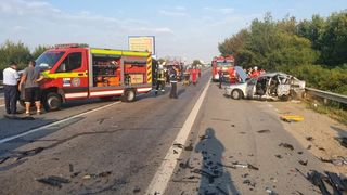 Un alt accident a avut loc pe „șoseaua morții“. Un autoturism și un microbuz s-au ciocnit