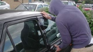 Trei hoți au furat două autoturisme, o autoutilitară și acumulatorii de la 19 mașini, toate din curtea unei firme