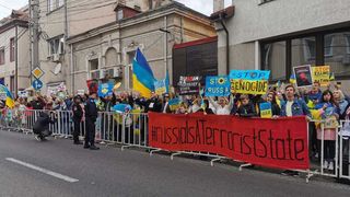 Refugiaţii ucraineni protestează faţă de crimele de război provocate de Rusia în ţara lor