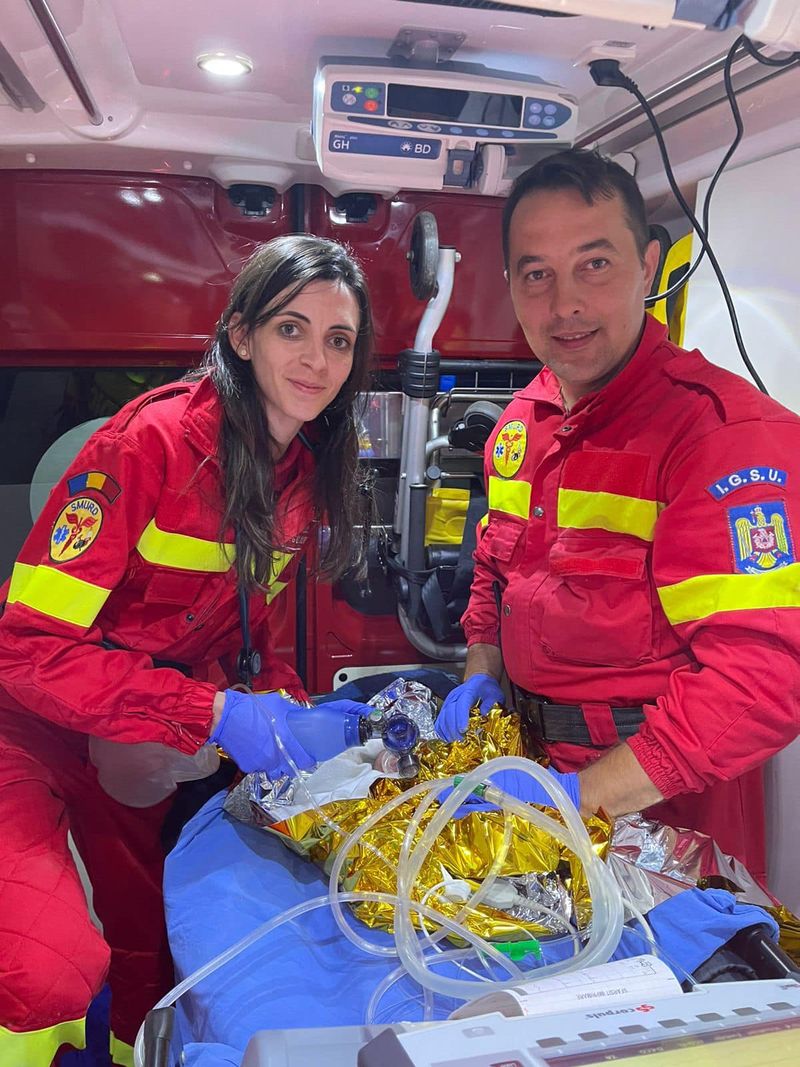 Târgu Mureș: Operațiune dificilă pentru salvarea a doi bebeluși născuți în ambulanță care au intrat în stop cardio-respirator. Trei echipaje SMURD au intervenit