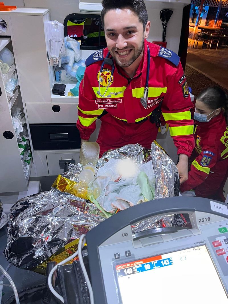 Târgu Mureș: Operațiune dificilă pentru salvarea a doi bebeluși născuți în ambulanță care au intrat în stop cardio-respirator. Trei echipaje SMURD au intervenit