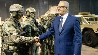 Ministrul Apărării, Vasile Dîncu, scapă momentan de demitere după declarațiile controversate