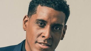 VIDEO - Cântărețul haitian Mikaben a murit pe scenă, în timpul unui concert pe care îl susținea la Paris. Fanii artistului sunt în șoc: „Am pierdut o figură importantă a muzicii haitiene”