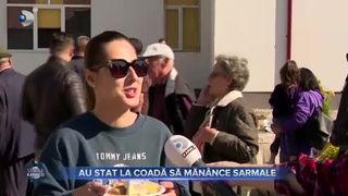 Au stat la coadă să mănânce sarmale