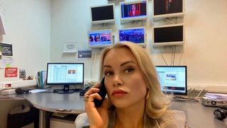 Ce s-a întâmplat cu  jurnalista care a sfidat Kremlinul în direct la TV? Marina Ovsiannikova a fugit din Rusia