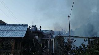 Incendiu puternic în Buzău: mai multe clădiri au fost cuprinse de flăcări