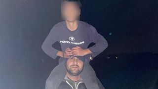 O fată de 9 ani din Hunedoara a fost găsită desculță pe un câmp