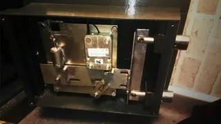 Hoții au tăiat cu flexul un seif al unui bărbat aflat în vacanță