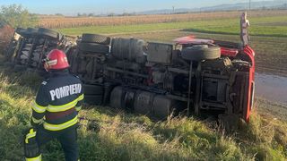 Accident la Suceava: o cisternă încărcată cu vin a intrat într-o coliziune cu un utilaj agricol