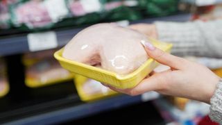 Un român riscă să ajungă în spatele gratiilor după ce a furat mâncare în valoare de 3 euro în Italia