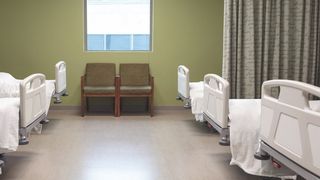 Anchetă după ce un pacient a căzut de la fereastra unui spital din Capitală