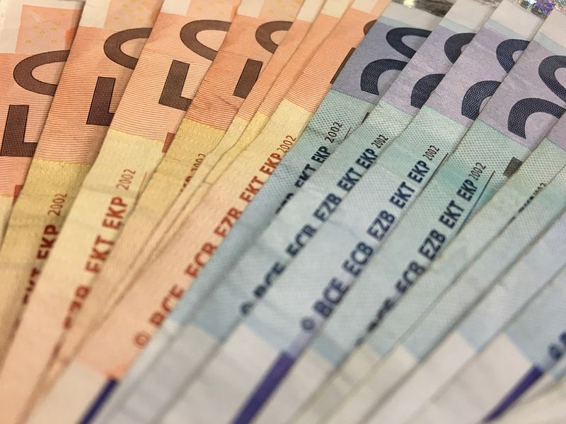 Curs valutar BNR azi, 19 octombrie 2022. Cum evoluează euro şi dolarul?