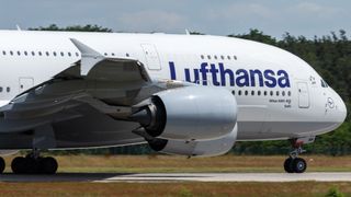 Un avion de pasageri din India a aterizat de urgență la București. Un pasager de 36 de ani, salvat de medicii români după ce a făcut infarct