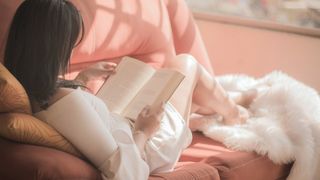 Elle Kennedy ne încântă cu un nou roman de dragoste: Băiatul cel bun