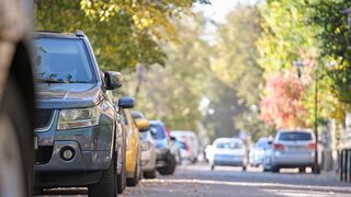 O nouă lege pentru șoferii din România: ce se întâmplă cu mașinile parcate neregulamentar