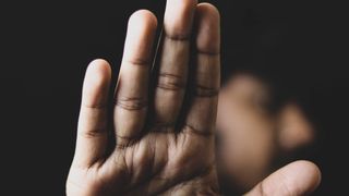 Un fost polițist, un fost primar și un antrenor de fotbal sunt acuzați de trafic de minori