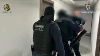 Mascații au greșit adresa la descinderi și au intrat peste doi bătr&acirc;ni bolnavi. Femeia a leșinat